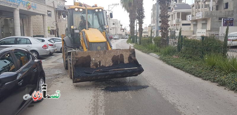 كفرقاسم : بعد الاجواء الماطرة بلدية كفرقاسم تقوم بصيانة شوارع المدينة وتعبيد الحفر التي خلفتها الامطار الاخيرة